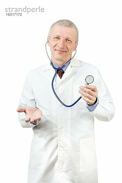 Lächelnder reifer Arzt mit Phonendoskop. vor weißem Hintergrund