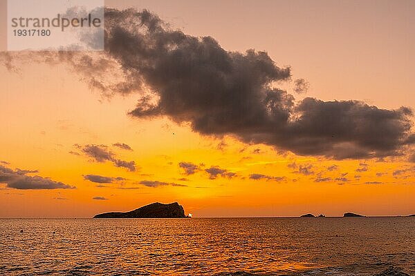 Schöner Sonnenuntergang am Strand Cala Comte auf Ibiza. Balearen