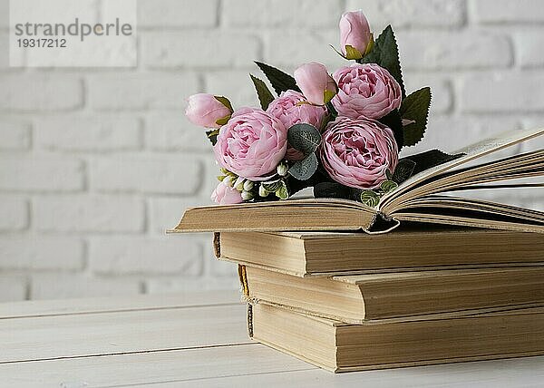 Arrangement mit Büchern schöne Blumen