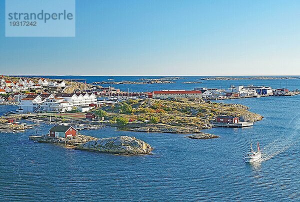 Aussicht über Schären und Boote  klarer Herbsttag in Kungshamm  Smögen  Bohuslän  Schweden  Europa