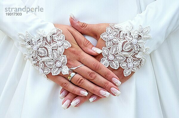 Fröhliche Hände der Braut