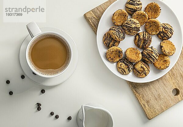 Draufsicht Kaffeetasse mit Teller Kekse