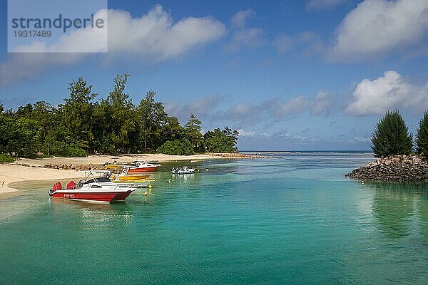 Boote liegen in einer Bucht auf La Digue  Seychellen  Afrika