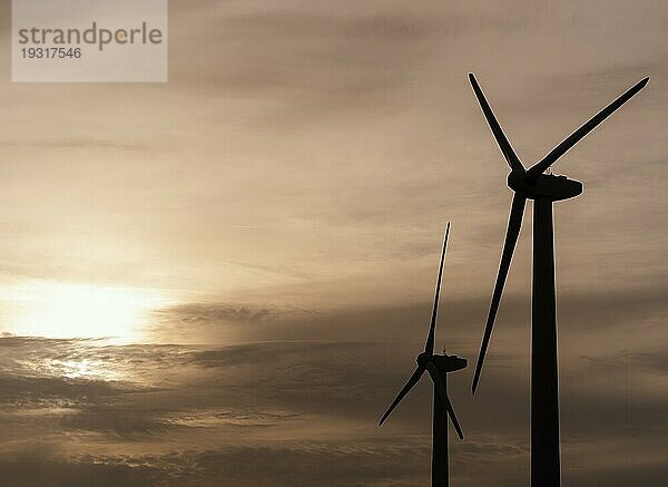Seitenansicht der Silhouette einer Windkraftanlage zur Stromerzeugung