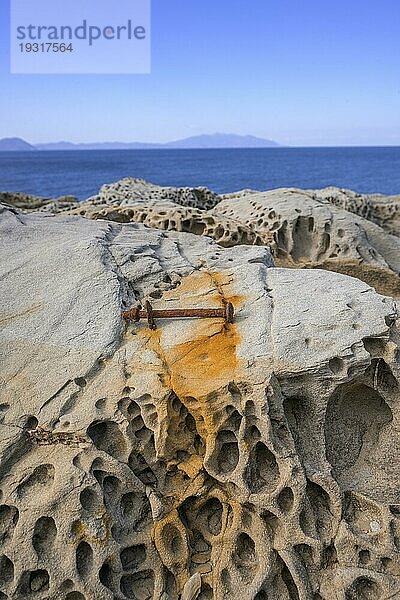 Rostige Schraube und Steinstrukturen in der Buca delle Fate  Populonia  Piombino  Provinz Livorno  Italien  Europa