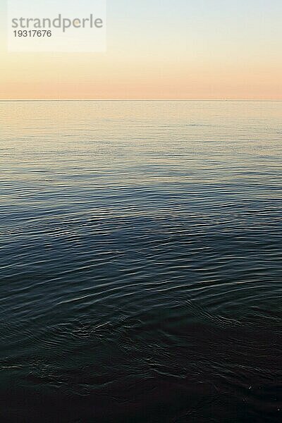 Ruhiges Meer vor Helgoland bei abendlichem Licht