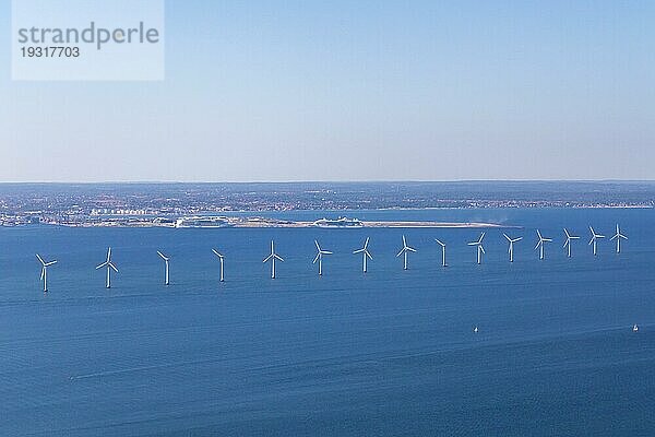 Kopenhagen  Dänemark  Juni 06  2018: Luftaufnahme von Offshore Windkraftanlagen  Europa