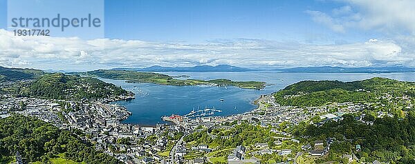 Luftbild-Panorama der Hafenstadt Oban  Argyll and Bute  Schottland  Großbritannien  Europa