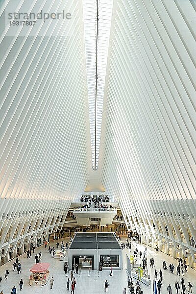 New York  Vereinigte Staaten von Amerika  19. September 2019: Innenansicht des Bahnhofs World Trade Center  auch Oculus genannt  Nordamerika
