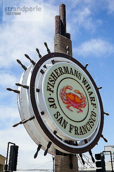 Schild in Form eines Steuerrads in Fishermans Wharf  San Francisco  Kalifornien  USA. Sign at Fishermans Wharf in San Francisco  California  USA  Nordamerika