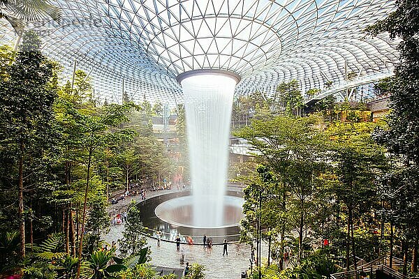 Changi  Singapur  26. November 2019: Das weltberühmte Juwel am Flughafen Changi  die größte Indoor Wasserfontäne der Welt  Asien