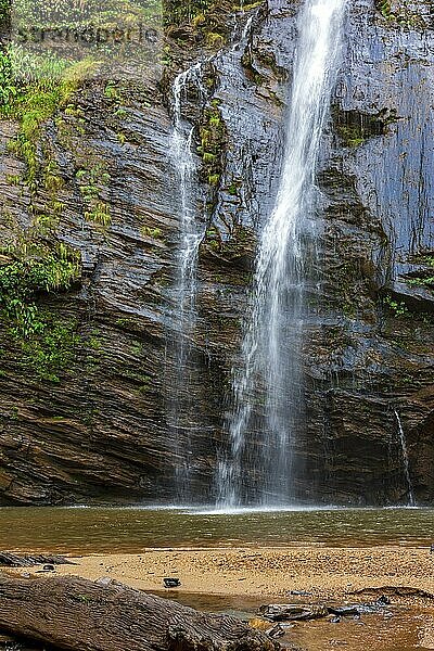 Wasserfall mit Wasser  das einen großen Felsen hinunterfließt  im Wald von Minas Gerais  Brasilien  Südamerika