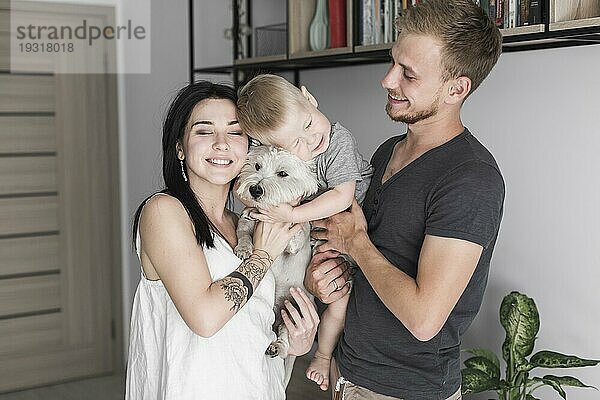 Porträt einer glücklichen Familie mit ihrem Hund