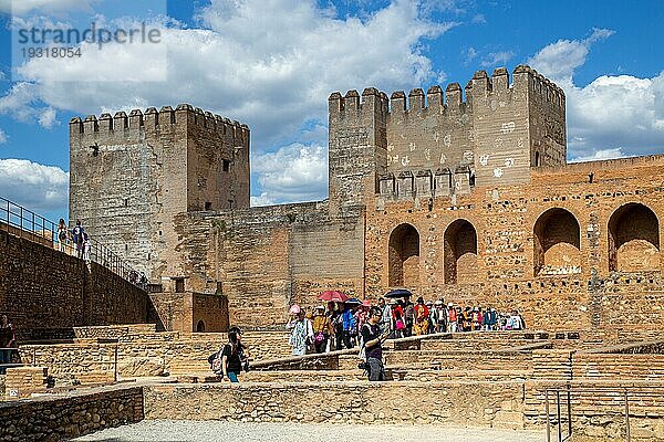 Granada  Spanien  26. Mai 2019: Touristengruppe vor dem berühmten Alhambrapalast  Europa