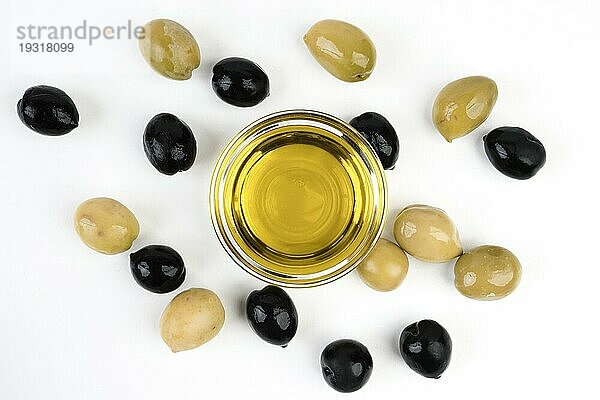 Draufsicht Bio Oliven mit Olivenöl