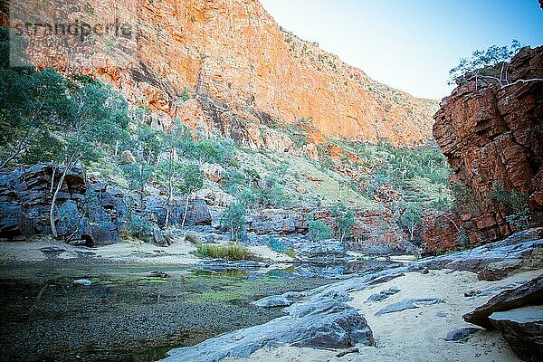 Die beeindruckende Aussicht auf die Ormiston Schlucht in den West MacDonnell Ranges im Northern Territory  Australien  Ozeanien