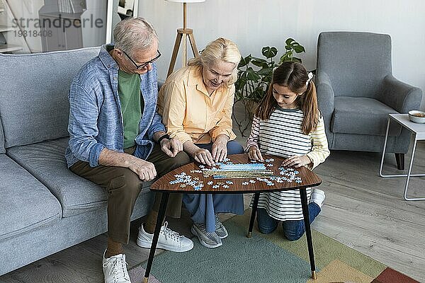 Großeltern Mädchen tun Puzzle Vollbild