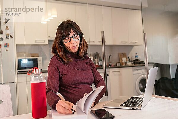 Virtuell  Telearbeit  ängstlich  Traurigkeit  Verärgerung  Selbstisolierung  helles Interieur  ferngesteuert  Freiberufler  Quarantäne  Holzstil  Heiminterieur  Heimarbeit  Fernunterricht  Online Bildung  Hausaufgaben  Heimbüro  Studium  attraktiv  Teenager  Geschäftsfrau  Laptop  Geschäft  online  Internet  covid  Bildung  Entfernung  Student  Lernen  Büro  Computer  Fernarbeit  Arbeit  weiblich  Coronavirus  Technologie  Mädchen  Arbeitsplatz  Frau  drinnen  Lebensstil  Studie  kaukasisch  Netzwerk  Schreibtisch