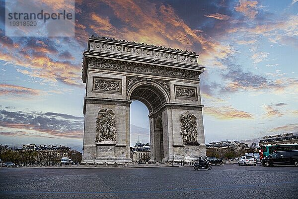 Ein schöner Sonnenuntergang in der Stadt der Liebe am Arc de Triomphe  Paris. Frankreich