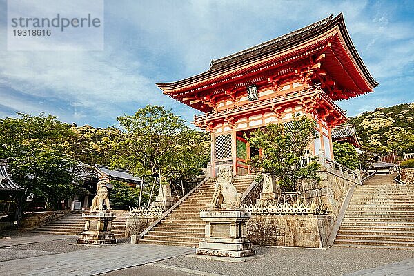 Der kultige Kiyomizu dera Tempel und die Aussicht auf die Berge an einem sonnigen Frühlingstag in Kyoto  Japan  Asien