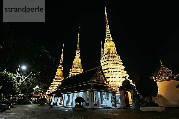 Bangkok  Thailand  26. April 2018: Das Gelände des Tempels Wat Phra Chetuphon in einer friedlichen Nacht  Asien