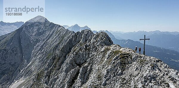Luftaufnahme  Alpenpanorama  Wanderer am Gipfelkreuz  Westliche Wettersteinspitze  Wettersteingebirge  Bayern  Deutschland  Europa