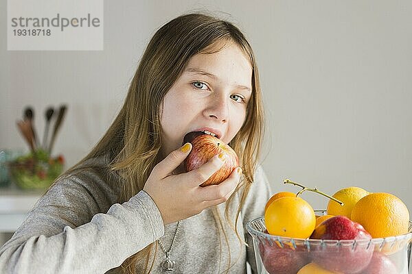 Porträt Mädchen ißt roten Apfel