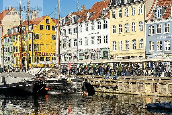 Kopenhagen  Dänemark  26. Februar 2022: Menschen genießen einen sonnigen Tag am Nyhavn Habor  Europa