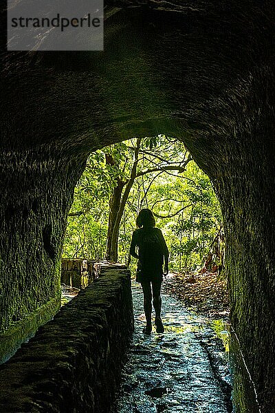 Silhouette einer jungen Frau in der Höhle von Levada do Caldeirao Verde  Queimadas  Madeira