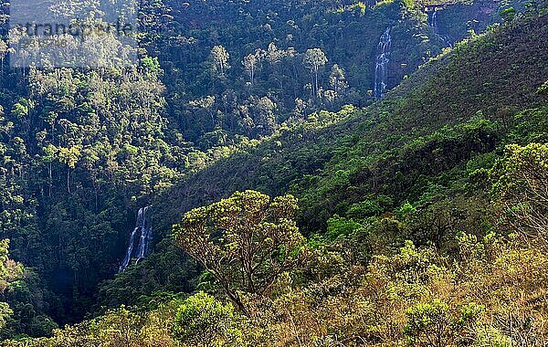 Schöne Berge mit Wäldern und Wasserfällen an einem sonnigen Morgen im Bundesstaat Minas Gerais in Brasilien