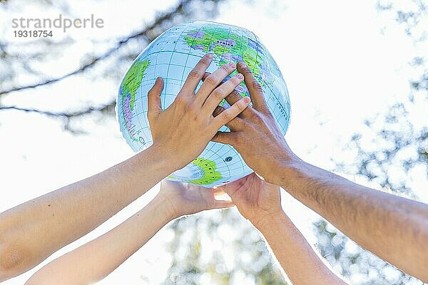 Hände halten aufblasbaren Globus