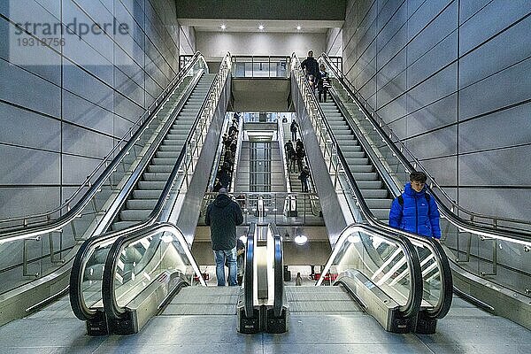 Kopenhagen  Dänemark  20. Januar 2017: Menschen auf Rolltreppen in der Ubahnstation Forum  Europa