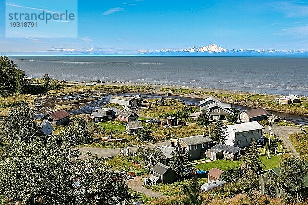 Luftaufnahme von Ninilchik  einem kleinen Dorf der Ureinwohner Alaskas  mit dem Cook Inlet und den Vulkanen der Aleuten im