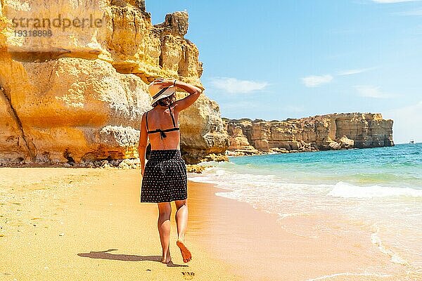 Eine Frau genießt den Sommer am Strand von Praia da Coelha  Algarve  Albufeira. Portugal