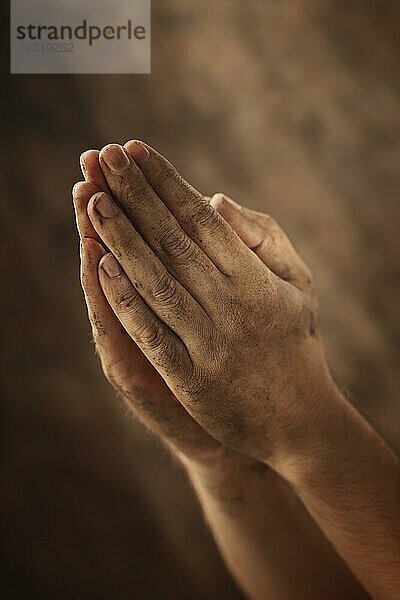 Schmutzige Hände  die zum Gebet zusammengelegt sind