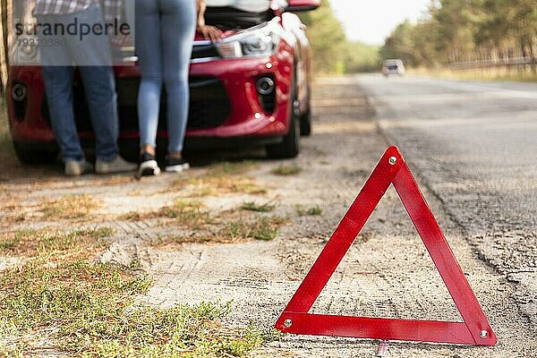 Rotes Dreieck Zeichen Straße Auto Probleme während der Reise