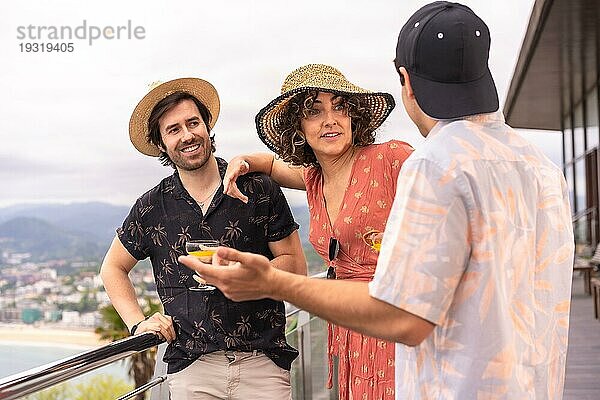 Eine Gruppe von Freunden feiert eine Party auf einer Terrasse  um die Feiertage zu feiern