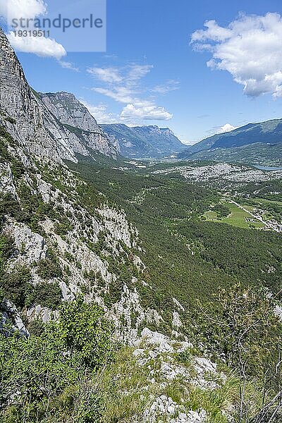 Ausblick über das Sarcatal  Gardaseeberge  Arco  Trentino-Südtirol  Italien  Europa