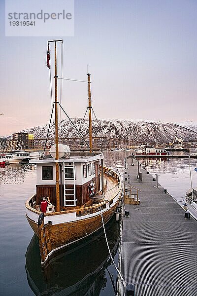 Traditionelles Fischerboot im Hafen von Tromsø  hinten Tromsøbrua  Tromsö  Norwegen  Europa