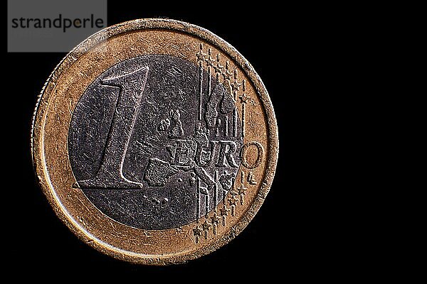 Eine Euromünze isoliert  Nahaufnahme