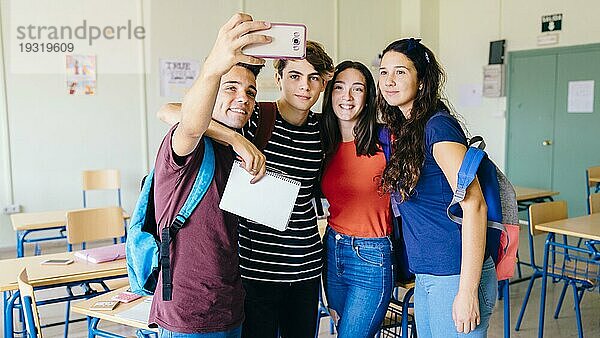 Gruppe Freunde nehmen Selfie Klassenzimmer