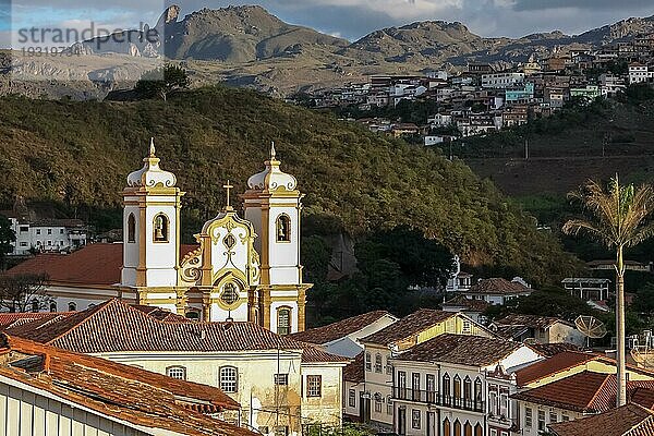 Blick auf die historische Barockkirche Igreja matriz Nossa Senhora do Pilar  Ouro Preto  UNESCO Welterbe