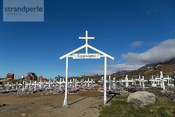 Qeqertarsuaq  Grönland  6. Juli 2018: Eingangstor zum traditionellen Friedhof  Nordamerika