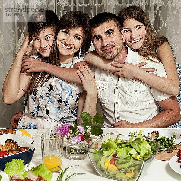 Vorderansicht glückliche Familie posiert Abendessen Tabelle