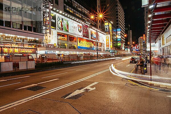 Hongkong  China  21. Juni 2007: Belebte Nathan Rd bei Nacht in Mongkok auf Kowloon in Hongkong  Asien