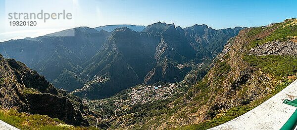 Panoramablick auf Curral das Freiras vom Aussichtspunkt Miradouro do Paredao  Madeira. Portugal