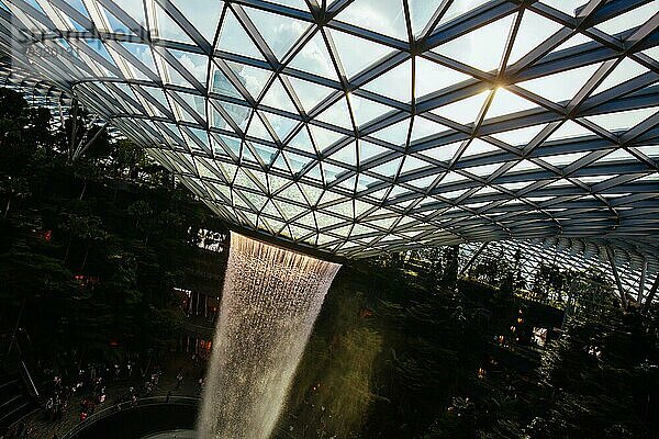 Changi  Singapur  26. November 2019: Das weltberühmte Juwel am Flughafen Changi  die größte Indoor Wasserfontäne der Welt  Asien