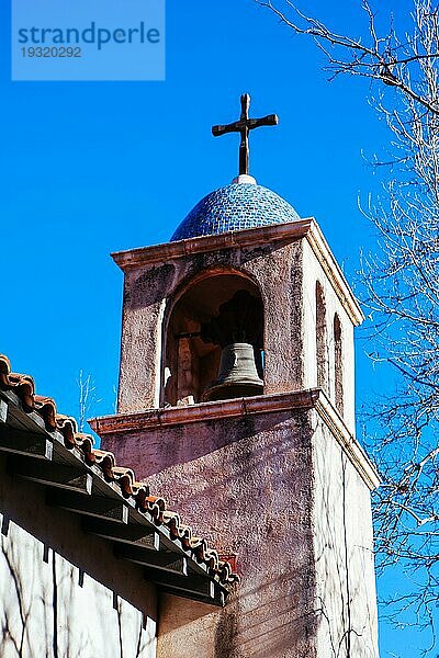 Das ikonische Tlaquepaque Arts Crafts Village mit seiner beeindruckenden Kirche und Architektur in Sedona  Arizona  Sedona  USA  Nordamerika