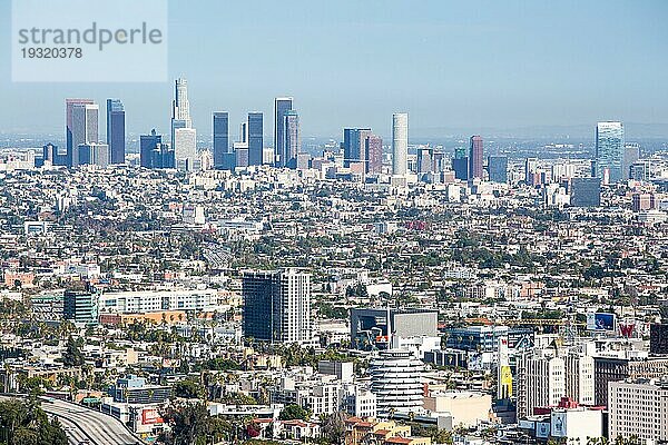 Los Angeles  USA  6. Juli: Blick über die Skyline von LA in Richtung Hollywood  Nordamerika