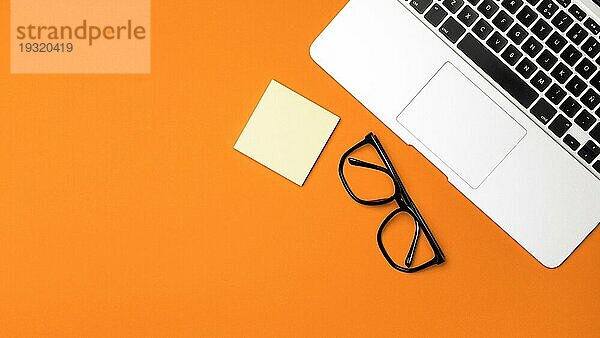Draufsicht Schreibtisch Konzept mit orangem Hintergrund